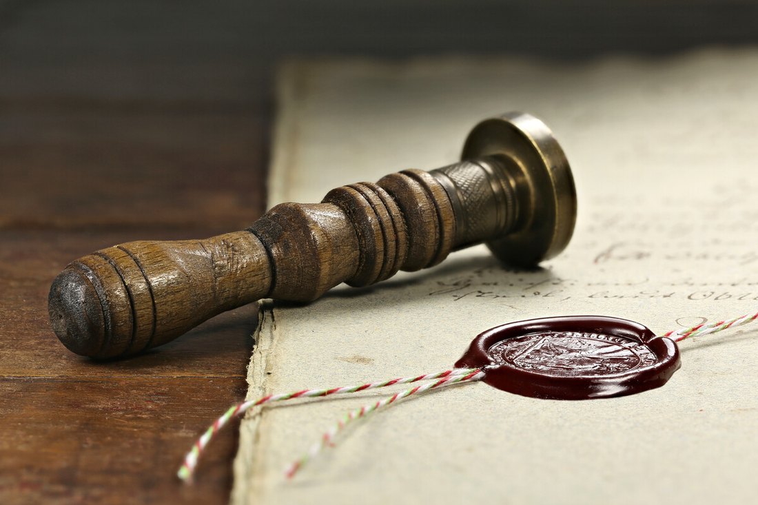 Sigillo e timbro su un documento legale
