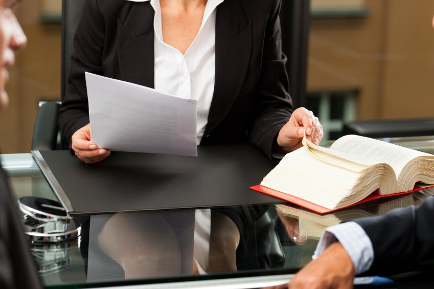 Avvocato che illustra ai clienti i documenti di una pratica di divorzio
